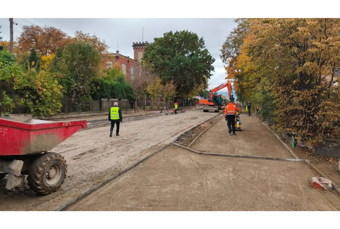 Teren budowy ul. Kilińskiego, koparka, wywrotka i dwóch pracowników.