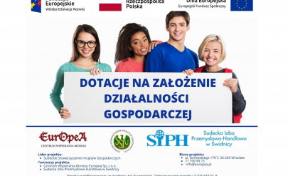 Cztery młode osoby trzymają tabliczkę z napisem Dotacje na założenie działalności gospodarczej. Pod spodem informacje zgodne z treścią artykułu. Powyżej Logo Funduszy Europejskich oraz flagi Polski i UE.