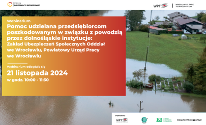 Pomoc udzielana przedsiębiorcom poszkodowanym w związku z powodzią przez dolnośląskie instytucje. Webinar t - ermin: 21.11.2024 r. (czwartek), godz. 10:00-11:30. W tle widok na zalane powodzią zabudowania.