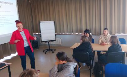 The workshop leader talks to the participants of the Entrepreneurship Tournament