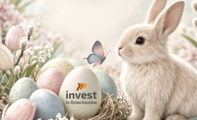 Ilustracja w pastelowych kolorach przedstawiająca wielkanocną kompozycję z małym zajączkiem, motylkiem, pisankami, gałązkami bazi oraz kwiatami. Na jednej z pisanek widoczne jest logo „Invest in Dzierżoniów”.