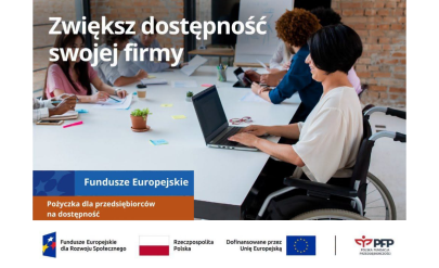 Grafika promująca Pożyczkę dla przedsiębiorców na dostępność. . Kobieta na wózku pracuje przy laptopie w biurze. W tle inni ludzie przy stole. Grafika zawiera hasło: „Zwiększ dostępność swojej firmy” oraz oznaczenia Funduszy Europejskich, Rzeczypospolitej Polskiej, Unii Europejskiej i Polskiego Funduszu Przedsiębiorczości.