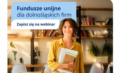 Fundusze unijne dla dolnośląskich firm – zapisz się na bezpłatne webinarium. Grafika przedstawia kobietę w żółtej bluzce, stojącą w przestrzeni biurowej, z materiałami w rękach.