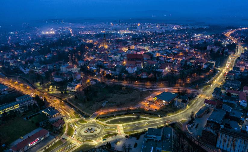 Oświetlone miasto z lotu ptaka widziane nocą