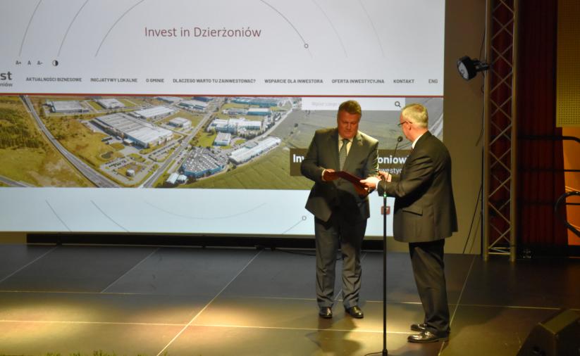 Handing over a certificate of compliance of the Investin Dzierzoniow website with PAIH standards