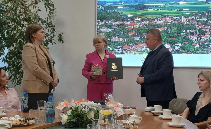 Burmistrz Dzierżoniowa wręcza podziękowanie dla Przewodniczącej Dzierżoniowskiej Rady Przedsiębiorców.