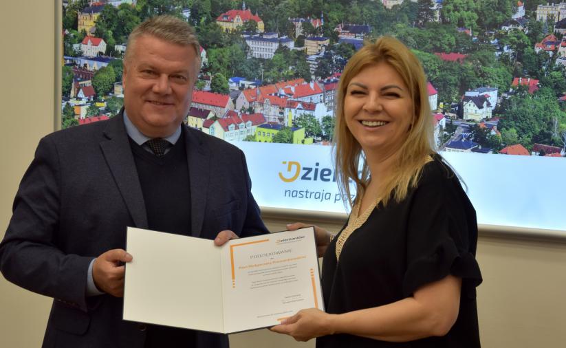 Burmistrz Dzierżoniowa wręcza podziękowanie członkini Dzierżoniowskiej Rady Przedsiębiorców.