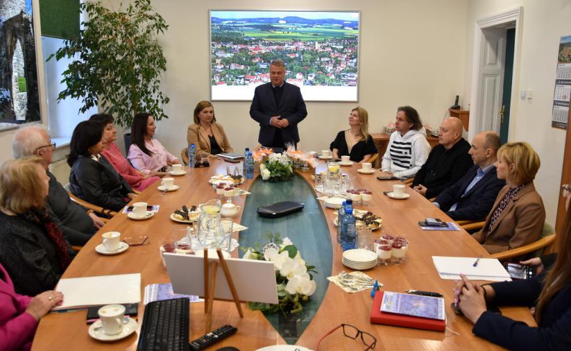 Członkowie Dzierżoniowskiej Rady Przedsiębiorców siedzą przy stole.