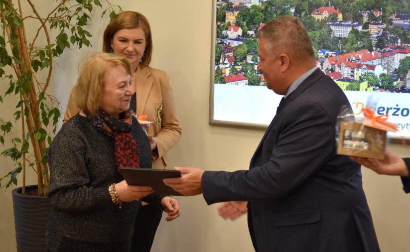 Burmistrz Dzierżoniowa wręcza podziękowanie dla członkini Dzierżoniowskiej Rady Przedsiębiorców.