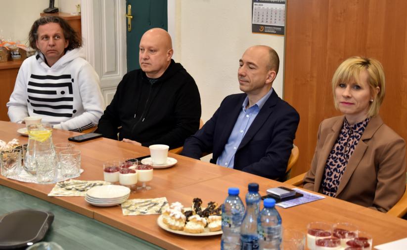 Członkowie Dzierżoniowskiej Rady Przedsiębiorców siedzą przy stole.