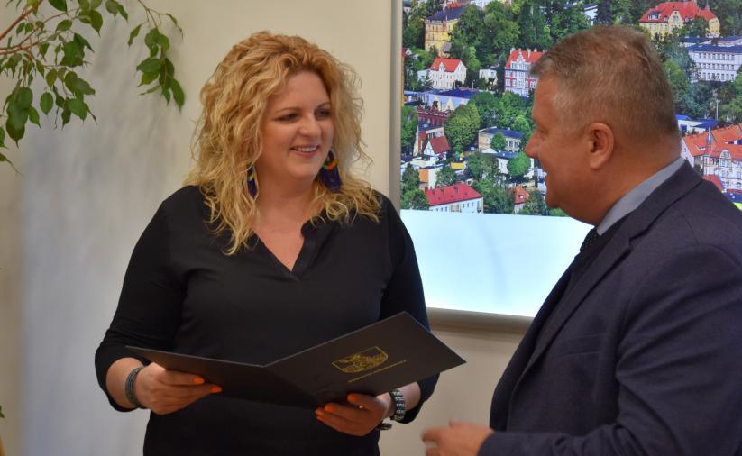 Burmistrz Dzierżoniowa wręcza podziękowanie dla członkini Dzierżoniowskiej Rady Przedsiębiorców.