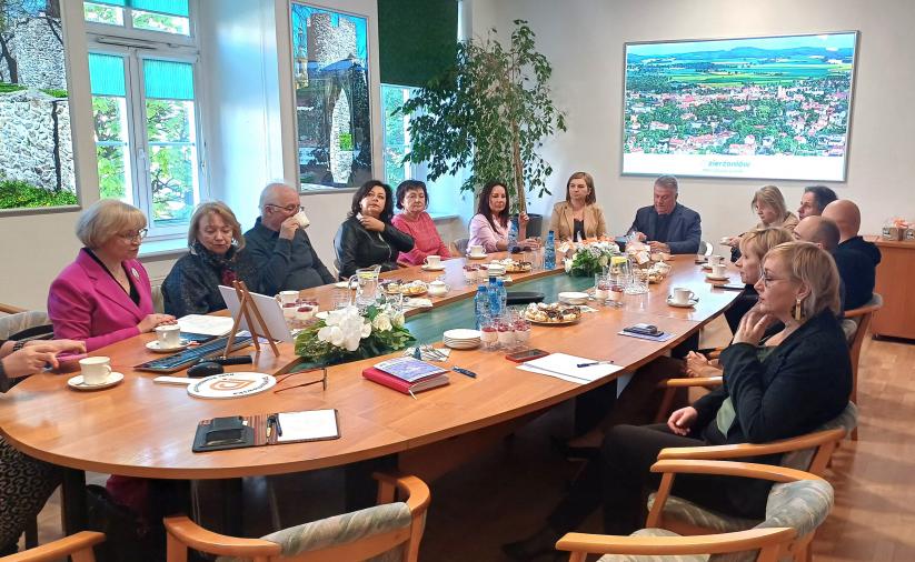 Członkowie Dzierżoniowskiej Rady Przedsiębiorców siedzą przy stole.