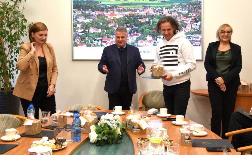 Burmistrz Dzierżoniowa wręcza podziękowanie dla członka Dzierżoniowskiej  Rady Przedsiębiorców.
