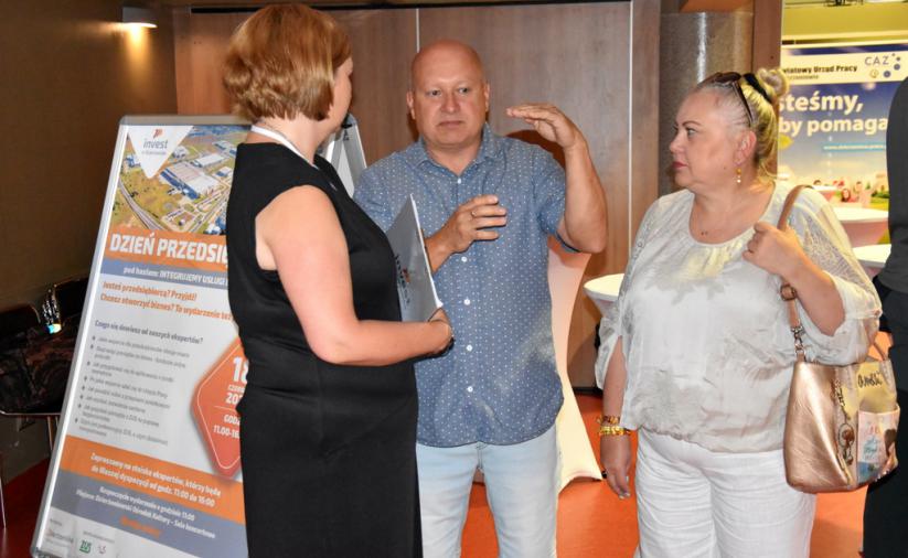 Dwie kobiety i mężczyzna prowadzący rozmowę.