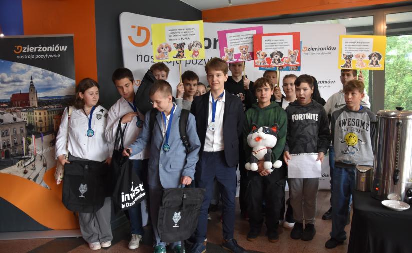 Grupa uczniów - zdjęcie pamiatkowe.