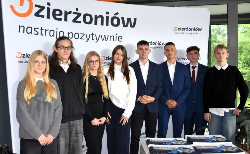 Grupa uczniów - zdjęcie pamiatkowe.