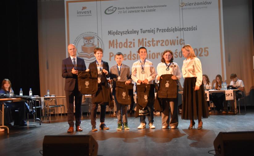 Grupa uczniów - zdjęcie pamiątkowe