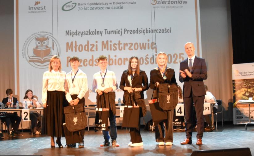 Grupa uczniów - zdjęcie pamiątkowe.