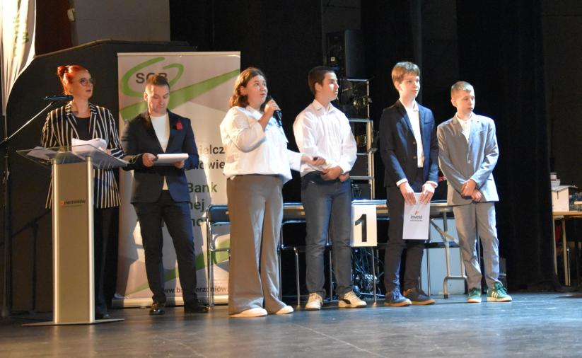 Grupa uczniów odpowiada na pytania. 
