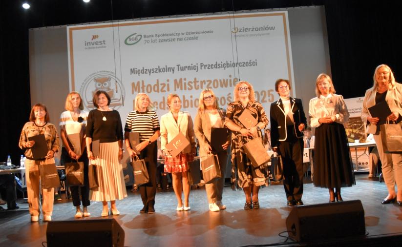 Grupa nauczycieli z dzierżoniowskich szkół - zdjęcie pamiatkowe.