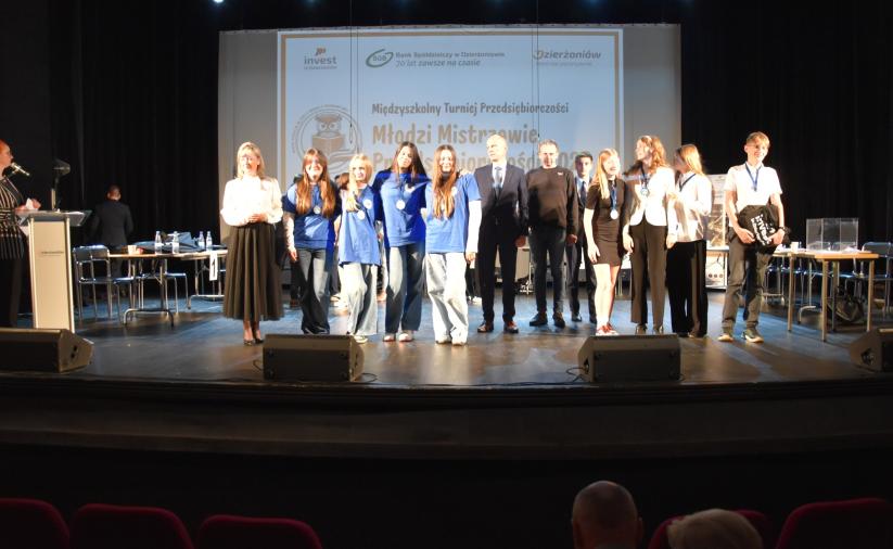 Grupa uczniów - zdjęcie pamiatkowe.
