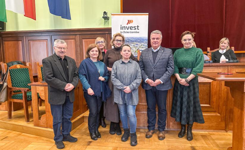 Członkowie komisji konkursowej z burmistrzem miasta podczas uroczystości wręczenia nagród.