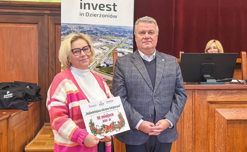 Laureatka trzeciego miejsca z dyplomem oraz burmistrz miasta podczas wręczenia nagród.