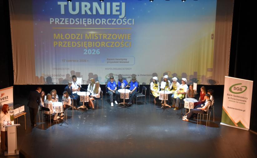 5 drużyn czteroosobowych na scenie kinoteatru przy stolikach