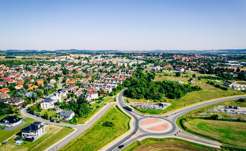 Widok z lotu ptaka na rondo i zabudowania mieszkalne