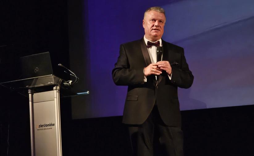 Burmistrz Dzierżoniowa przemawia na scenie Kinoteatru „Zbyszek” podczas Noworocznego Spotkania.