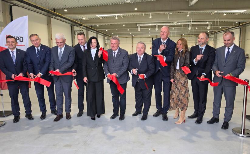 Przedstawiciele firmy Franklin i zaproszeni goście podczas uroczystego otwarcia nowej hali produkcyjnej w Dzierżoniowie – wspólne przecięcie czerwonej wstęgi