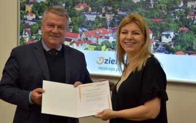 Burmistrz Dzierżoniowa wręcza podziękowanie członkini Dzierżoniowskiej Rady Przedsiębiorców.