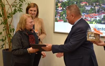 Burmistrz Dzierżoniowa wręcza podziękowanie dla członkini Dzierżoniowskiej Rady Przedsiębiorców.