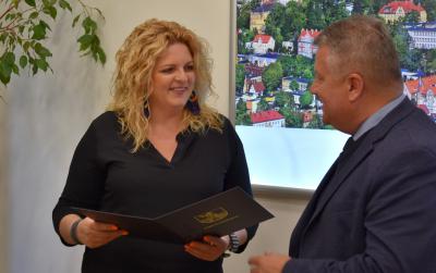 Burmistrz Dzierżoniowa wręcza podziękowanie dla członkini Dzierżoniowskiej Rady Przedsiębiorców.
