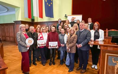 Wspólne zdjęcie uczestników konkursu, laureatów oraz członków komisji podczas uroczystego ogłoszenia wyników.