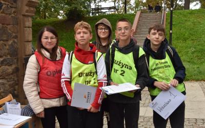 Czworo uczestników drużyny i opiekun wyrusza na trasę gry terenowej.