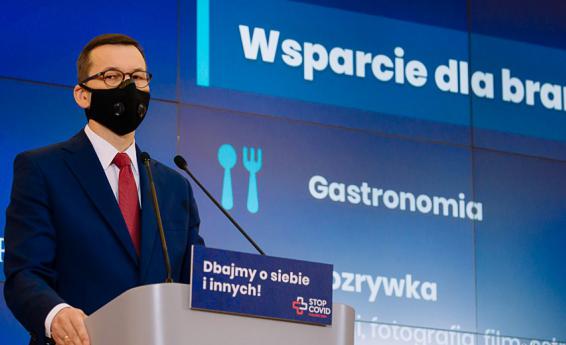 zdjęcie przedstawia premiera Mateusza Morawieckiego na tle slajdu Wsparcie dla branż.  Źródło: Kancelaria Premiera / Krystian Maj 