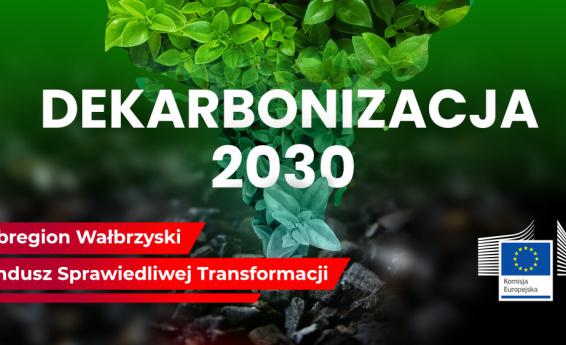 Obraz przedstawia zielone rośliny, na ich tle widać biały napis dekrabonizacja 2030, pod nim z lewej strony znajduje się znajduje się napis Subregion Wałbrzyski Fundusz Sprawiedliwej Transformacji, obok znajduje się flaga Unii Europejskiej 