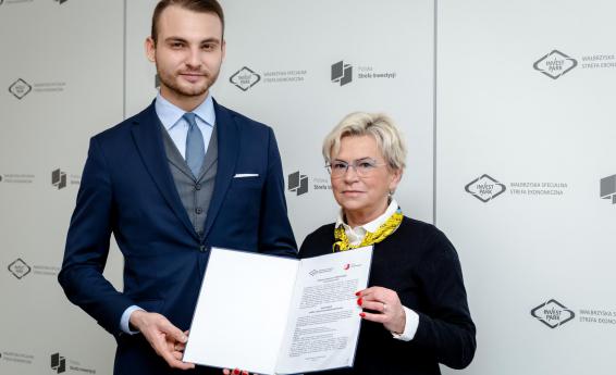 Prezes WSSE Invest - Park wręcza decyzję o wsparciu inwestycji Pani Prezes Galwanizera.