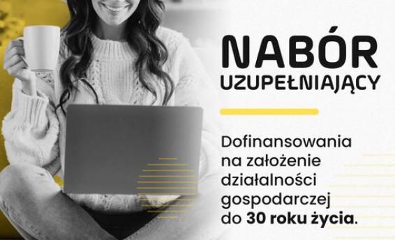 Kobieta siedząca po turecku, na kolanach trzyma laptopa a w prawej ręce kubek. Z lewej strony napis zgodny z treścią artykułu. w prawym górnym rogu logotypy Dolnośląskiego Parku Innowacji i Nauki S.A oraz dotacje dla młodych. Na dole logotyp funduszy europejskich oraz flaga Polski i UE.  