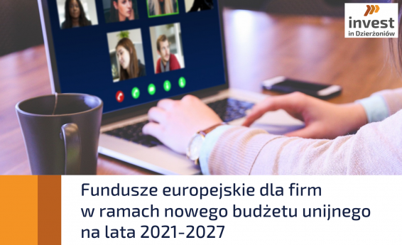 Na biurku laptop obok brązowy kubek. Na ekranie laptopa postacie kobiet i mężczyzn uczestniczących w spotkaniu online. Na klawiaturze damskie dłonie. Pod spodem napis: Fundusze europejskie dla firm w ramach nowego budżetu unijnego na lata 2021 - 2027.