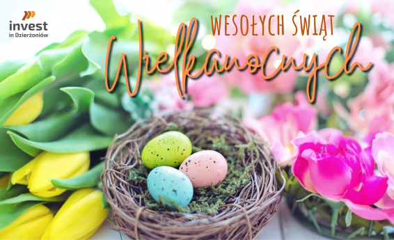 Wiklinowy koszyk z kolorowymi jajkami otoczony kwiatami. Na górze napis Wesołych Świąt Wielkanocnych. W lewym górnym roku logo invest in Dzierżoniów