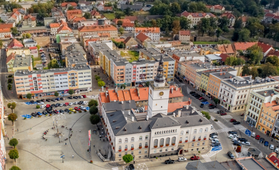 Dzierżoniowski rynek z ratuszem i kamienicami z lotu ptaka