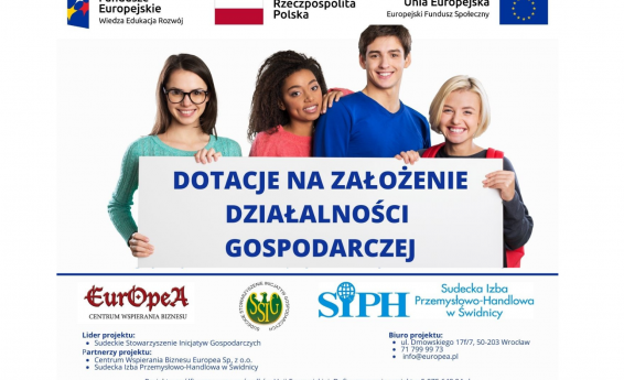 Cztery młode osoby trzymają tabliczkę z napisem Dotacje na założenie działalności gospodarczej. Pod spodem informacje zgodne z treścią artykułu. Powyżej Logo Funduszy Europejskich oraz flagi Polski i UE.