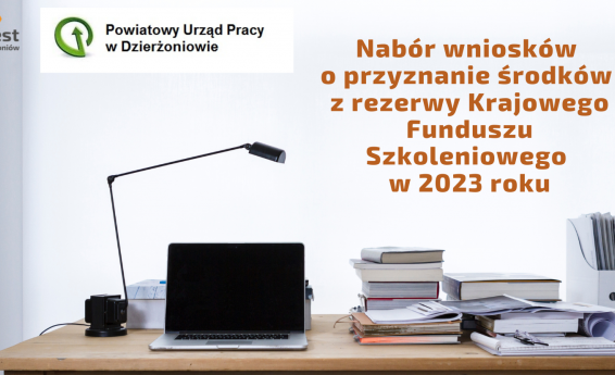 Drewniane biurko z laptopem, lampką oraz stertą książek i dokumentów. Treść grafiki zgodna z treścią artykułu.