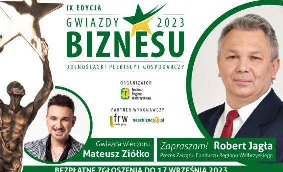 Obraz przedstawia 2 mężczyzn oraz statuetkę Plebiscytu Gwiazdy Biznesu 2023