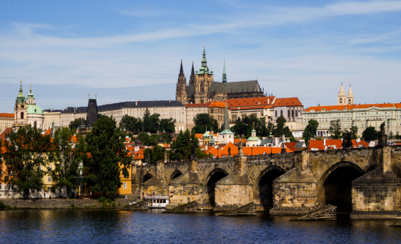 Na pierwszym planie rzeka Wełtawa i most Karola. W oddali zabudowania Pragi.