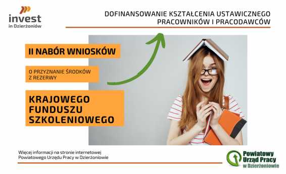 Śmiejąca się kobieta w okularach z ksiązką na głowie. W rękach trzyma książki. Treść grafiki zgodna z treścią artykułu. 