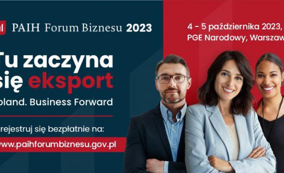 Plakat informujący o wydarzeniu. Na górze tekst:  PAIH Forum Biznesu 2023 4-5 października 2023, PGE Narodowy, Warszawa Tu zaczyna się eksport Poland. Business Forward zarejestruj się bezpłatnie na: www.paihforumbiznesu.gov.pl.  Z prawej strony stoją dwie kobiety i mężczyzna.