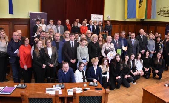 Grupa osób pozuje do zdjęcia.